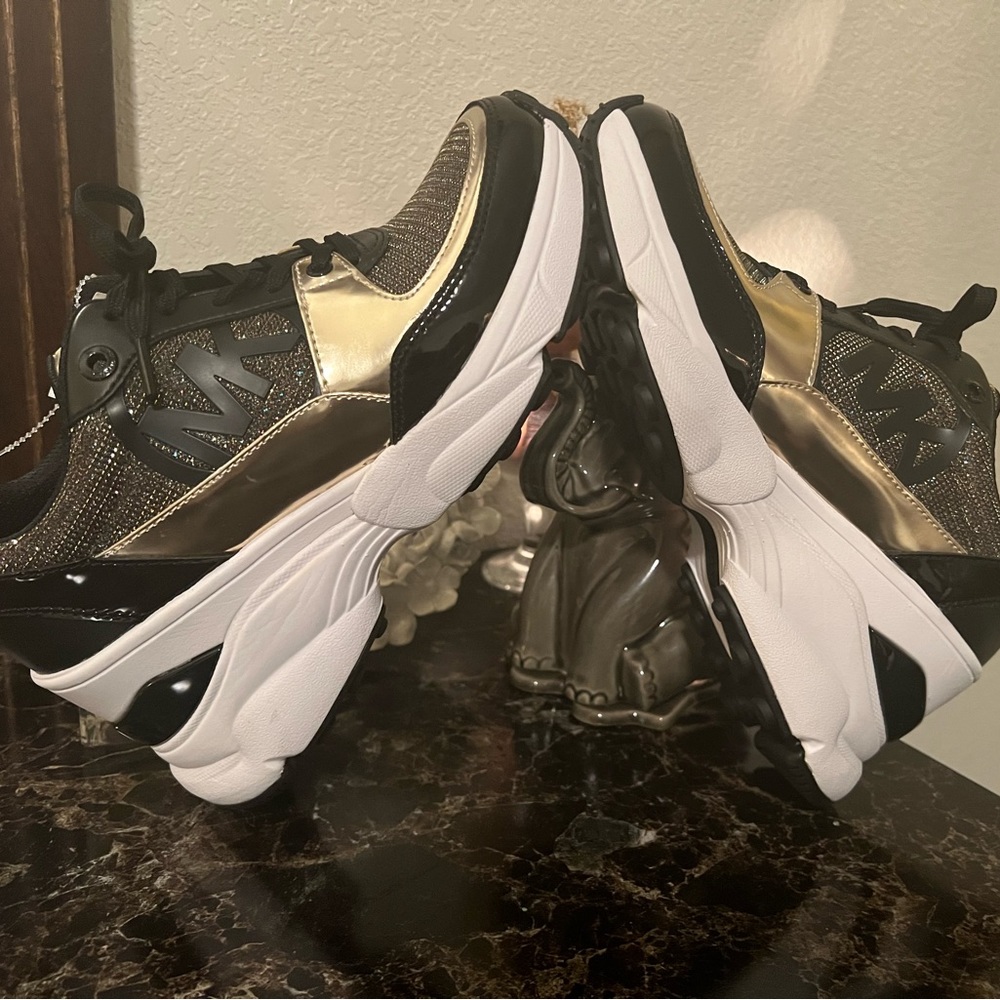 ❄️🎄BRAND NEW NEVER WORN MK SNEAKERS 🎅🏽🍪✨
